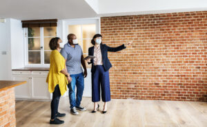 Jeune cliente en pleine négociation avec un agent immobilier