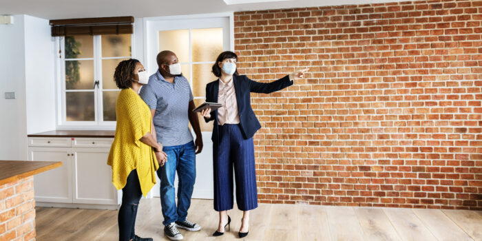 Jeune cliente en pleine négociation avec un agent immobilier