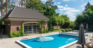 Piscine coque rectangulaire avec terrasse moderne dans un jardin ensoleillé près de Montpellier